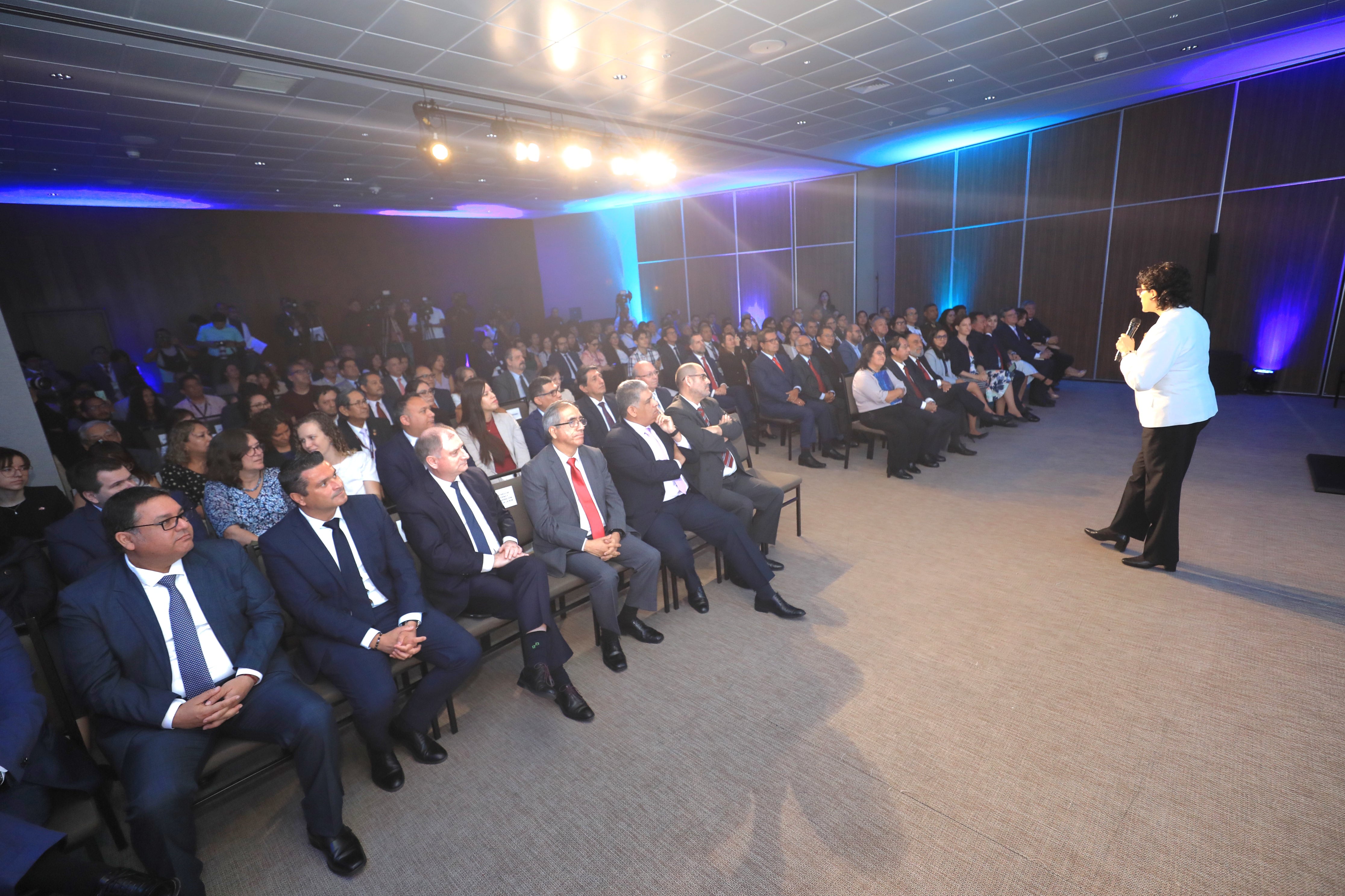 La jefa del Reniec también resaltó que, en el futuro, la aplicación podría integrarse con plataformas de banca móvil como Yape o Plin, lo que facilitaría realizar pagos y transferencias. Foto: Reniec.