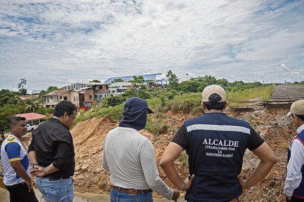 Tras la erosión que sufrió la pista de aterrizaje del aeropuerto de Yurimaguas, esta quedó partida en dos por los trabajos de descolmatación realizados por la municipalidad, como se ve en la imagen. Foto: Municipalidad de Alto Amazonas