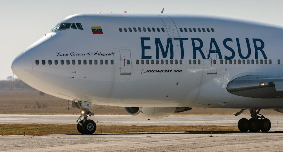 El Boeing 747-300 con número de registro YV3531 de la aerolínea de carga venezolana Emtrasur en el aeropuerto internacional de Córdoba, Argentina, el 6 de junio de 2022, antes de despegar hacia Buenos Aires. (Foto de Sebastián BORSERO / AFP).