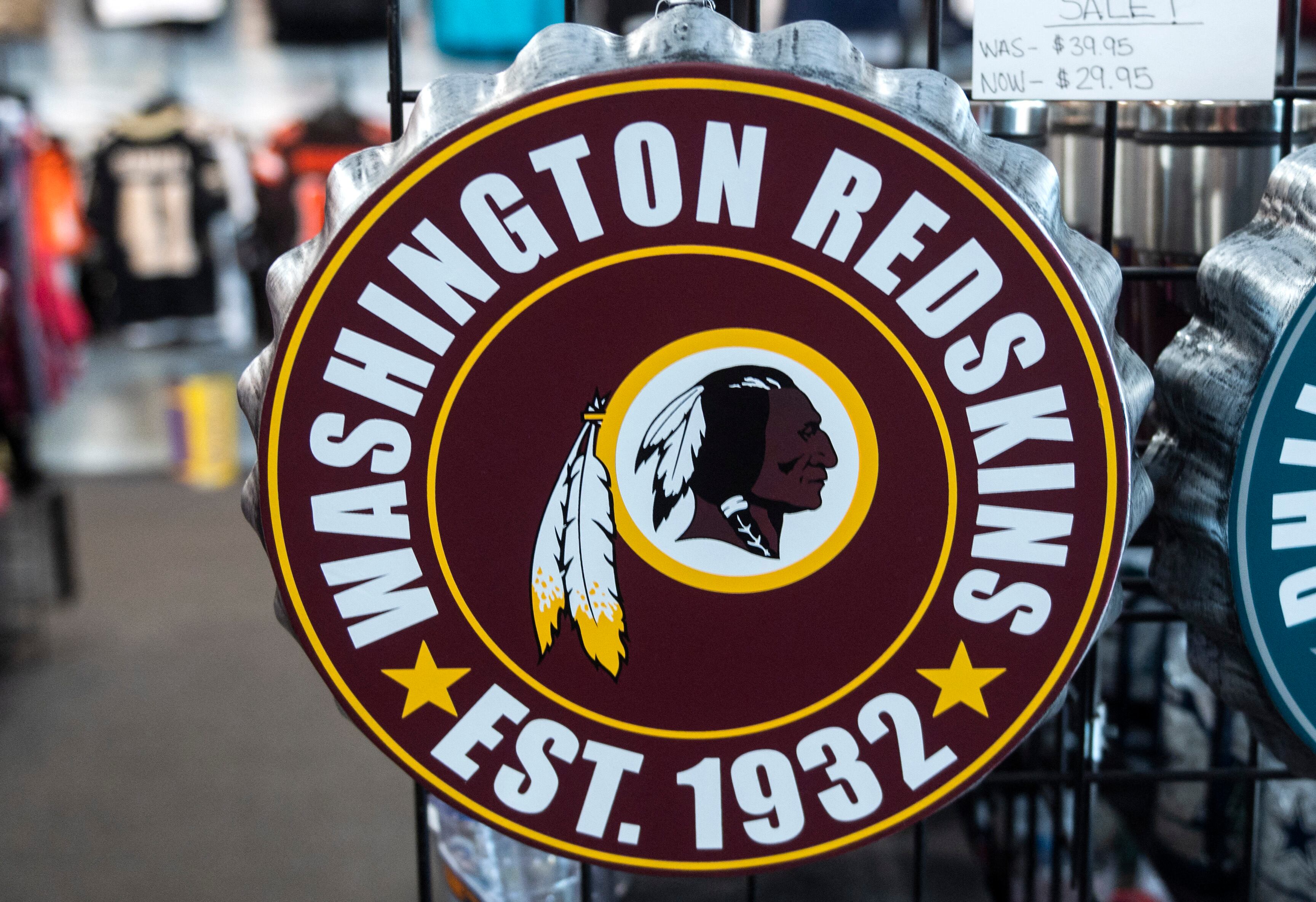 Artículos de los Washington Redskins a la venta en una tienda de deportes en Fairfax, Virginia, el 13 de julio del 2020, antes de que cambien de nombre. (Foto: AFP)