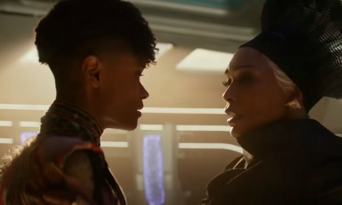La reina Ramonda intentó contarle a Shuri un secreto de T'Challa en "Black Panther: Wakanda Forever" (Foto: Marvel Studios)