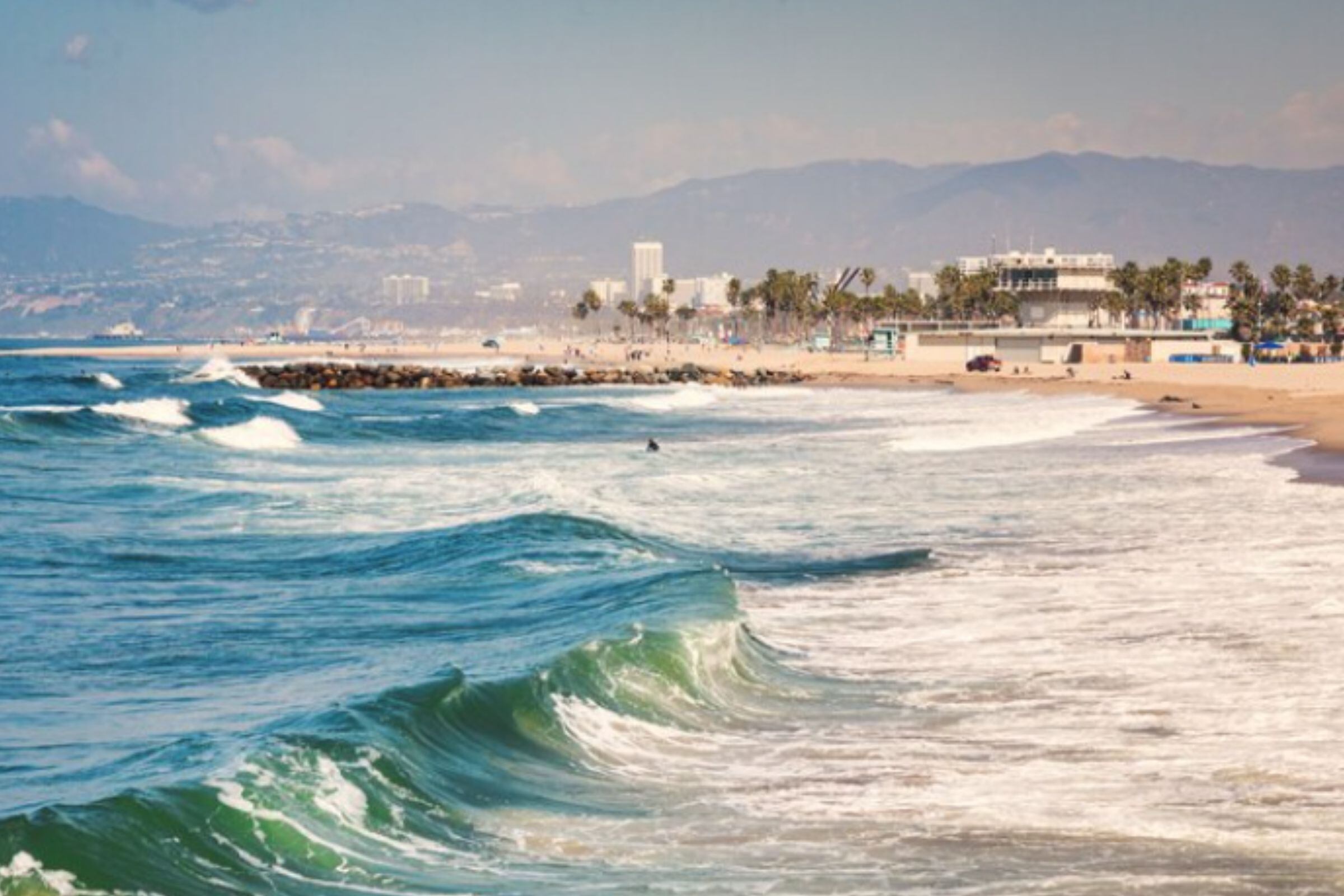 El fuerte oleaje en este tramo de playas se presenciará entre las 8:00 y 10:00 a.m. (hora local). (Crédito: Freepik / Imagen referencial)