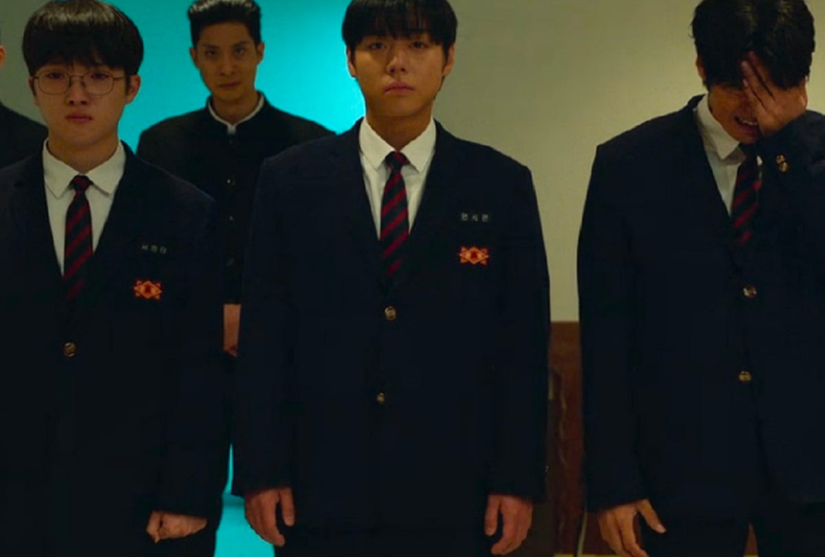 Seo Jun-tae (Choi Min-yeong), Yeon Si-eun (Park Ji-hoon) y Park Hu-min (Ryeo Un) en el funeral de Na Baek-jin (Bae Na-ra) en la segunda temporada de "Un héroe débil"? (Foto: Netflix)