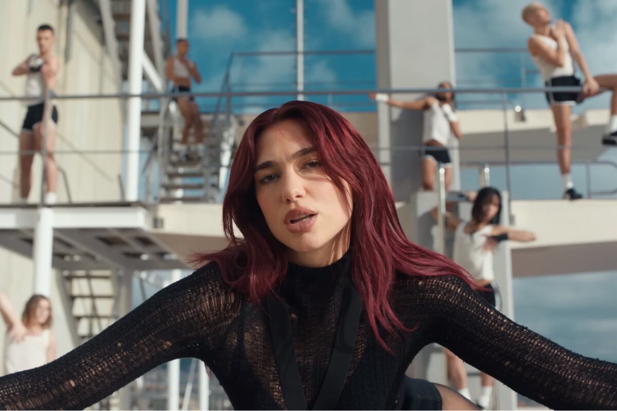 Dua Lipa estrenó el último jueves su nuevo videoclip y causó gran revuelo. (Foto: YouTube/Dua Lipa).