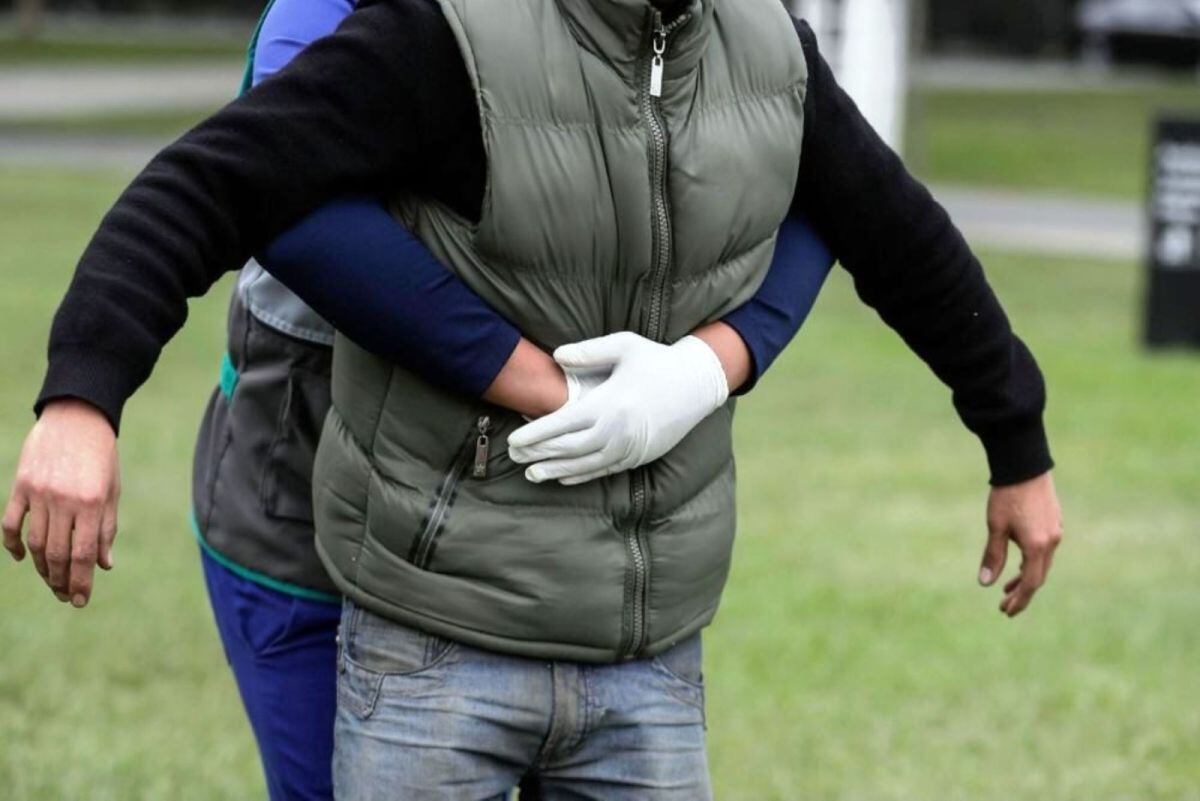 Ante casos de atragantamiento; es importante la maniobra de Heimlich como una técnica efectiva, advirtiendo sobre los riesgos de explorar la boca durante un atragantamiento.