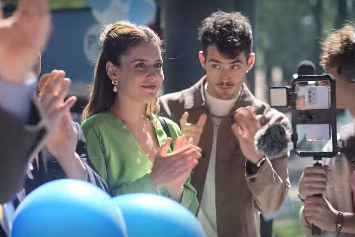 En "Pacto de silencio", Alex ayuda en todo a Brenda (Foto: Netflix)