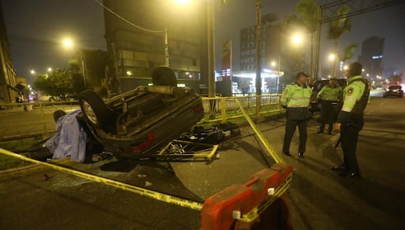 Una camioneta se despista en la cuadra 5 de la avenida Javier Prado Este en San Isidro. El chofer murió por el impacto. (Foto: César Grados/@photo.gec)