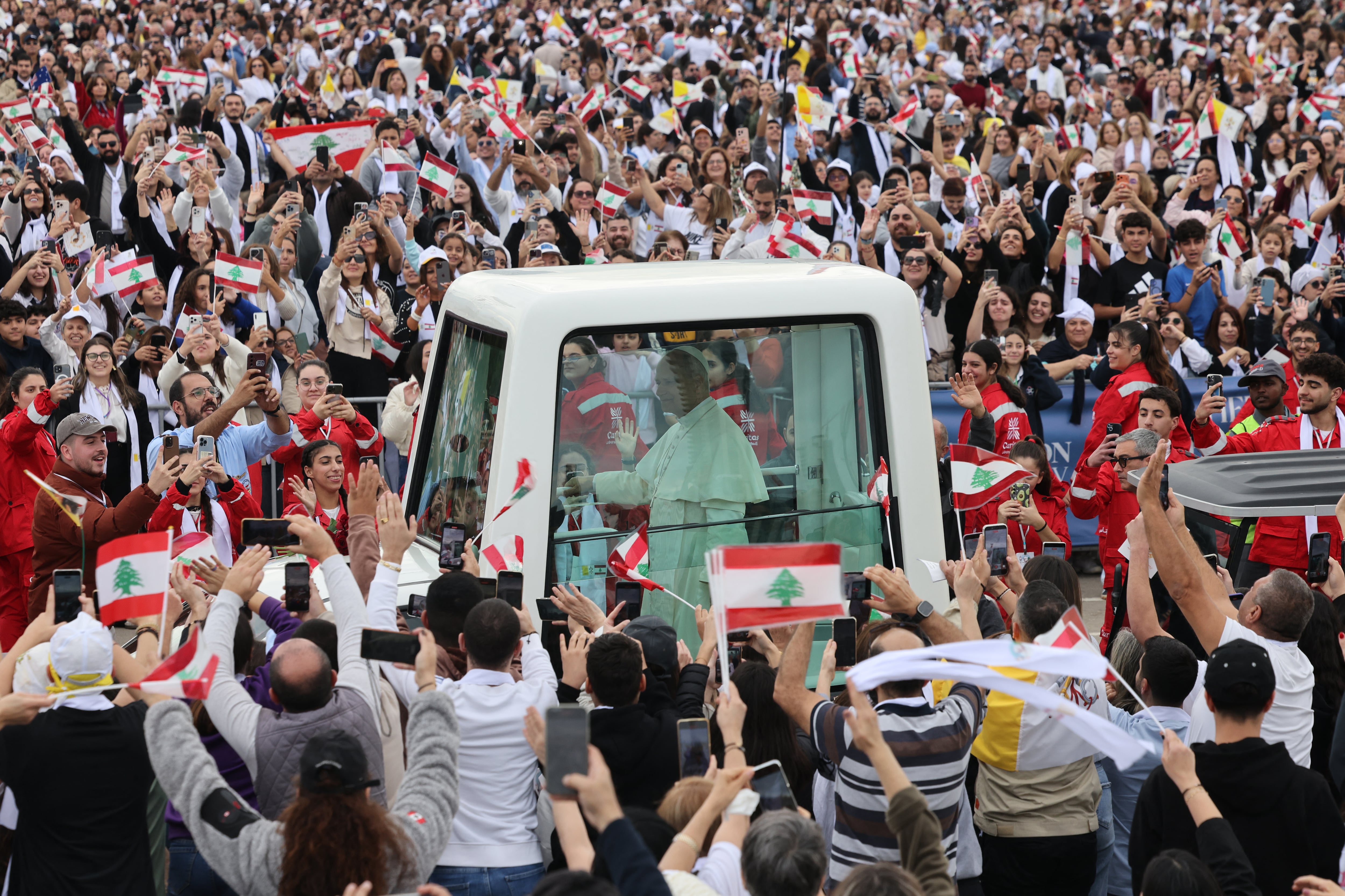 El Papa León XIV llega en el papamóvil para una misa en el paseo marítimo de Beirut el 2 de diciembre de 2025.(Foto de Anwar AMRO / AFP).