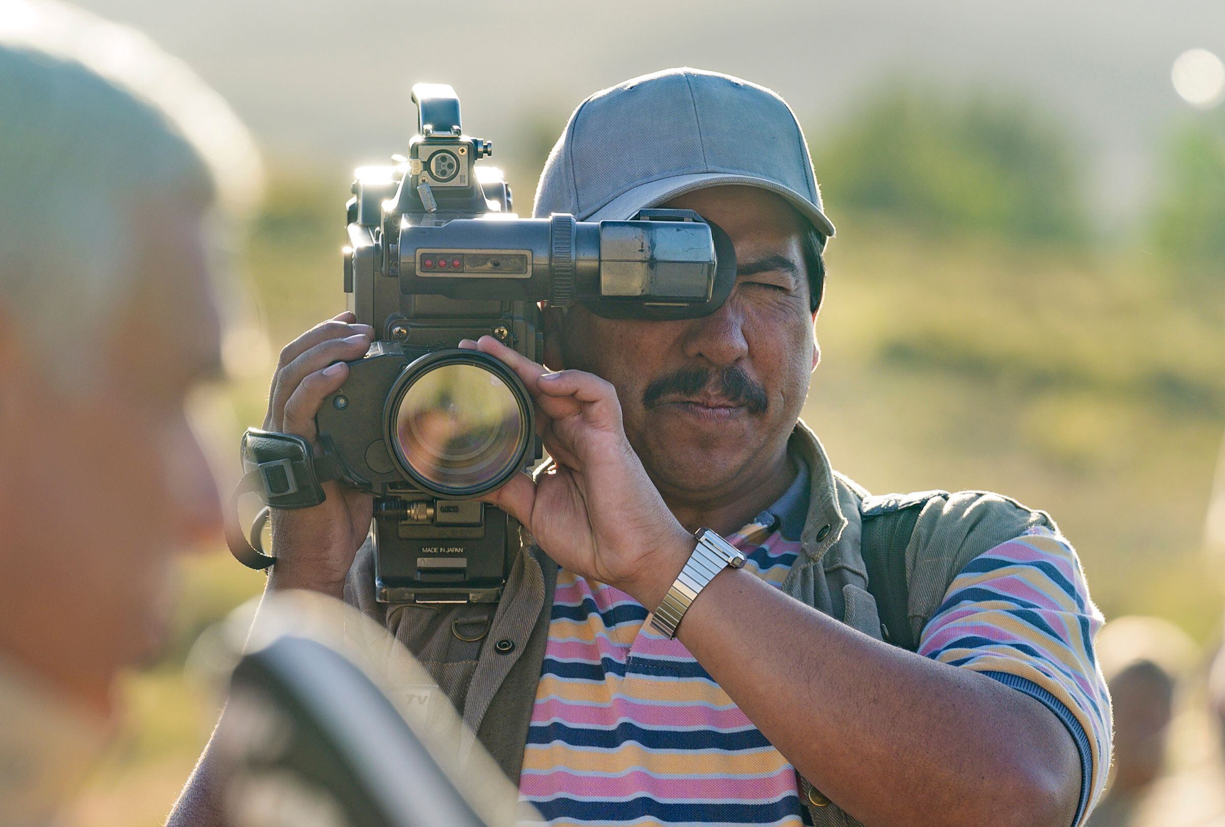 Sergio Prina como Carlos “Chango” Torres en una escena de la película “El hombre que amaba los platos voladores” (Foto: Netflix)