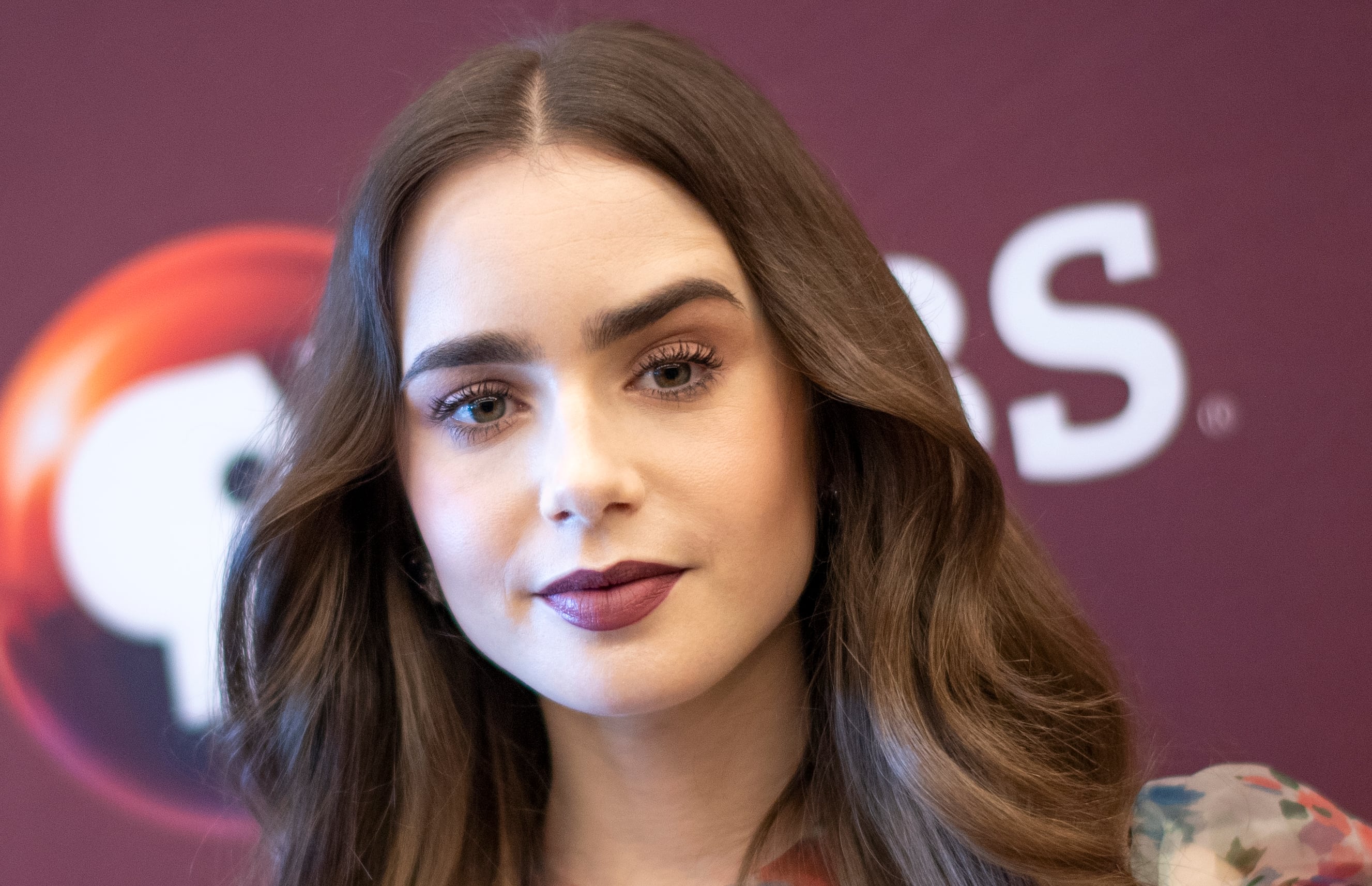 Lily Collins es Emilly Cooper, una Millennial estadounidense que se mudó a París por trabajo y encuentra una nueva independencia (Foto: Valerie Macon / AFP)