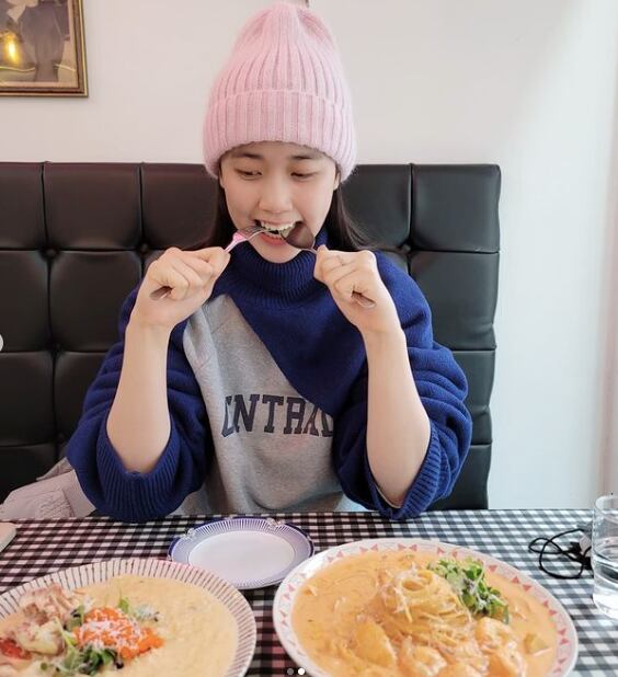 Lee Re disfrutando de un delicioso almuerzo (Foto: Lee Re / Instagram)