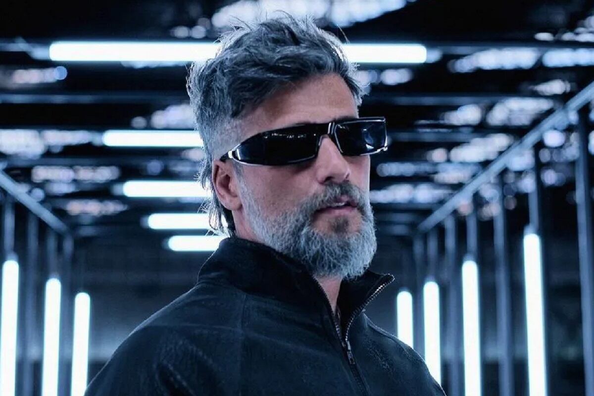 Maria Santos escapa de las garras de Heitor Hirsch y lo derrota al final de la película brasileña "Biónicos" (Foto: Netflix)