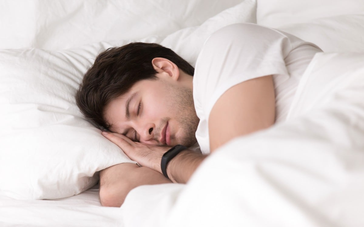 Un hombre duerme plácidamente en su cama (Foto: Freepik)
