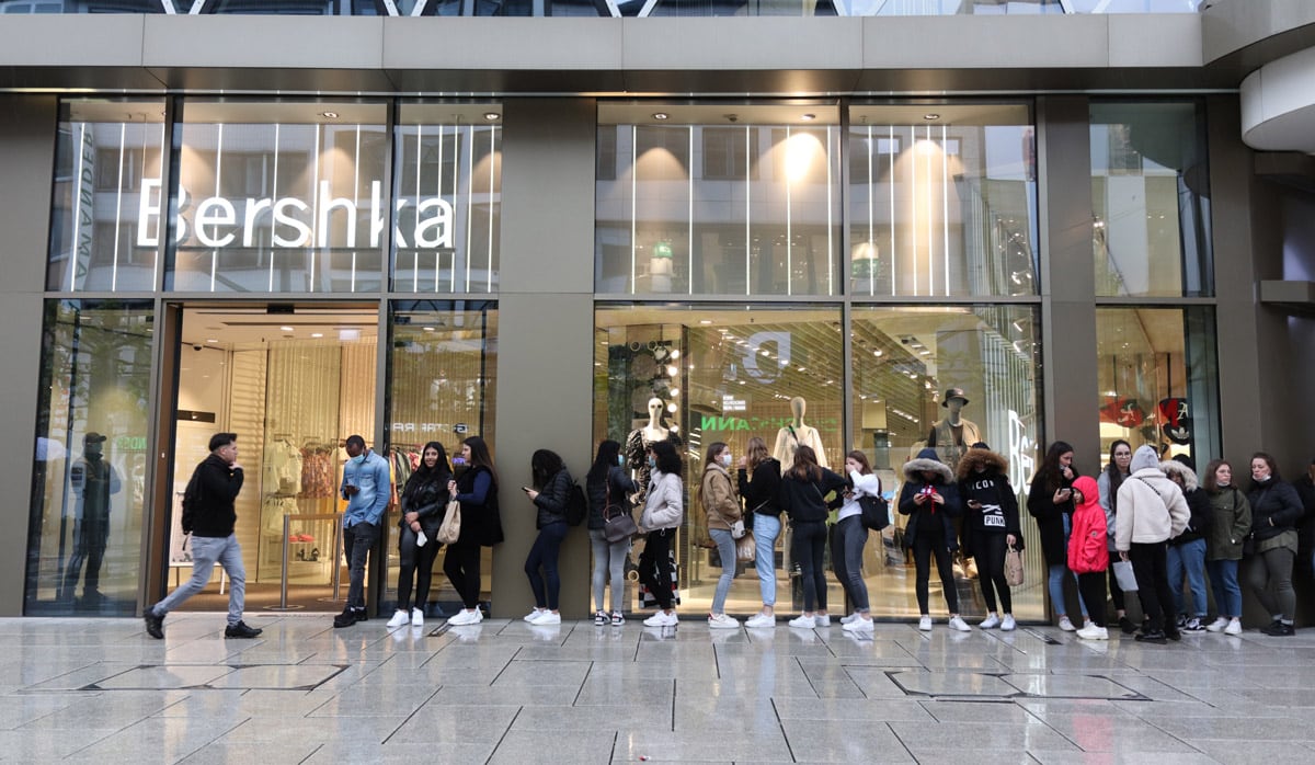 Personas esperan en la fila para ingresar a una tienda Bershka, en Frankfurt, Alemania, en medio de la pandemia del coronavirus COVID-19. (Foto: AFP/Yann Schreiber)