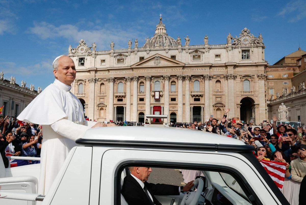 El Papa León XIV saluda a los fieles a su llegada en el papamóvil a la Plaza de San Pedro, Ciudad del Vaticano, 18 de mayo de 2025. El Papa León XIV será investido pontífice en una misa. En la Plaza de San Pedro. La ceremonia marcará el inicio oficial de su papado. (Papa) EFE/EPA/FABIO CIMAGLIA
