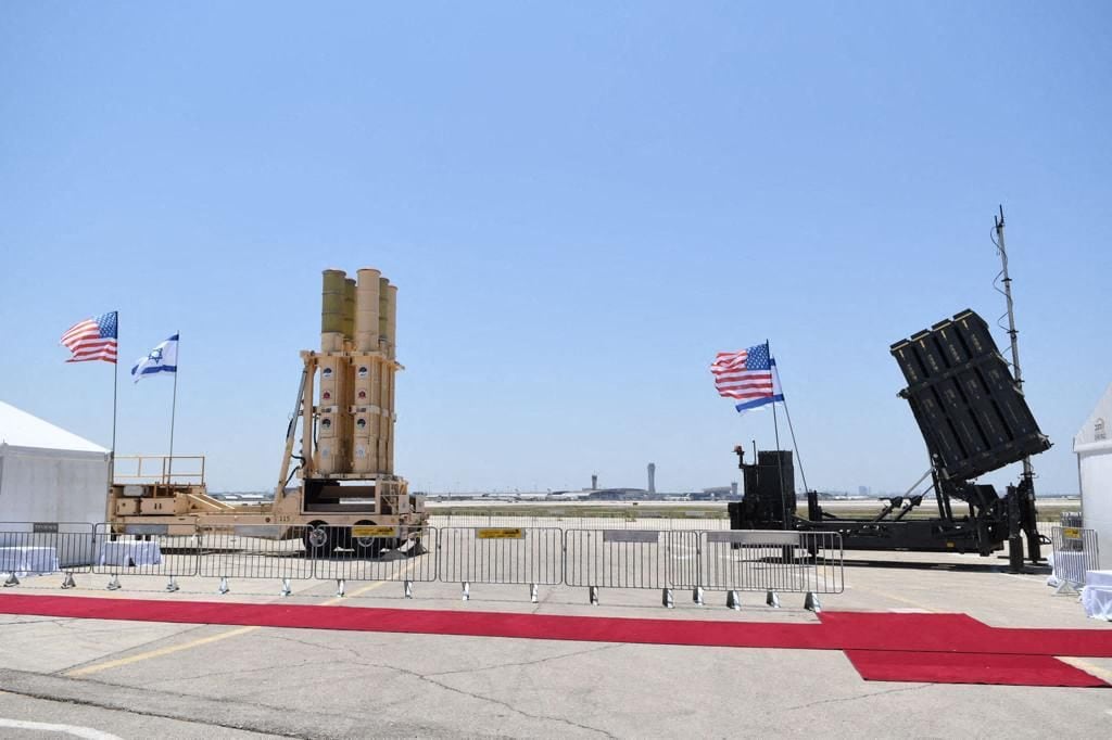 Los sistemas Arrow (izq.) y Cúpula de Hierro de Israel. (Foto del Ministerio de Defensa de Israel / AFP).