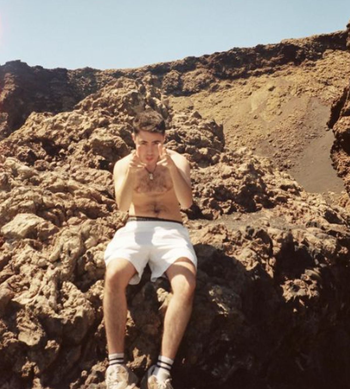 En uno de sus tantos viajes mostrando su torso desnudo (Foto: Ander Puig / Instagram)