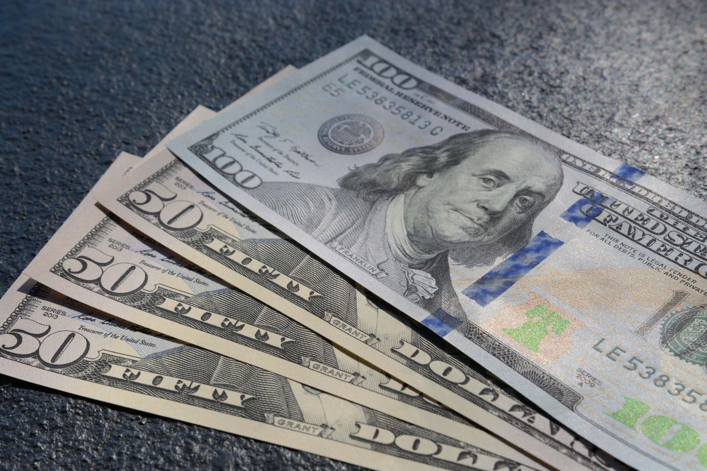 El gobierno de los Estados Unidos repartiría millones de dólares del dinero ahorrado por DOGE (Foto: Freepik)