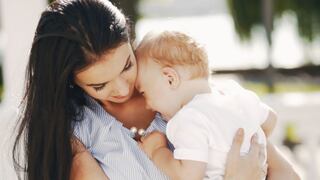 El dramático momento en que una madre de Nueva York se aferra a su hijo tras ser arrestada por ICE