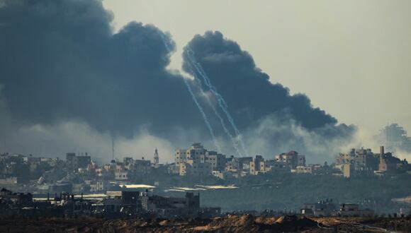 Esta fotografía tomada desde el sur de Israel, cerca de la frontera con la Franja de Gaza, muestra humo que se eleva desde los edificios después de ser alcanzados por ataques israelíes en las batallas entre Israel y militantes de Hamás, el 1 de diciembre de 2023. (Foto de John MACDOUGALL / AFP)