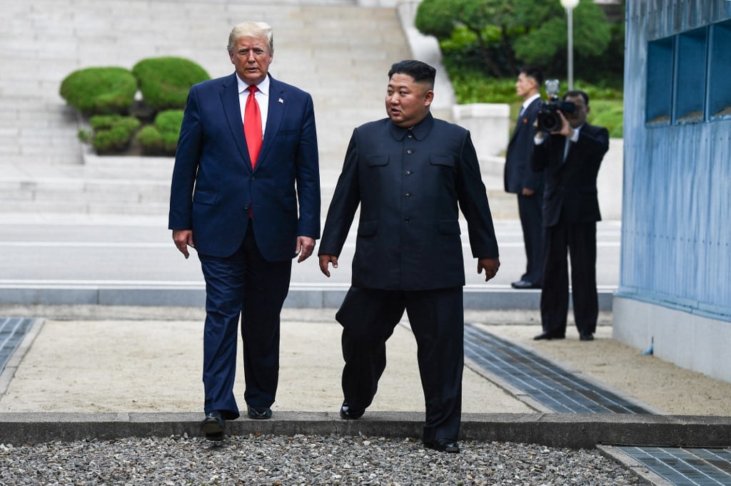 Kim Jong-un y Donald Trump cruzan al sur de la Línea de Demarcación Militar que divide a Corea del Norte y Corea del Sur, en el 2019.