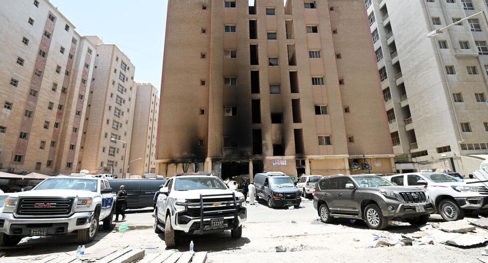 Vista exterior del edificio residencial después de que se produjera un incendio en la zona de Mangaf, gobernación de Ahmadi al sur de Kuwait, el 12 de junio de 2024. (EFE/EPA/NOUFAL IBRAHIM).