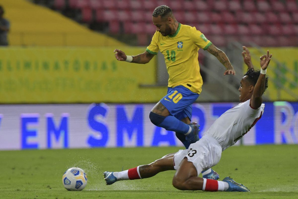 Tendrá que cuidar de cerca a Richarlison. (Foto: AFP)