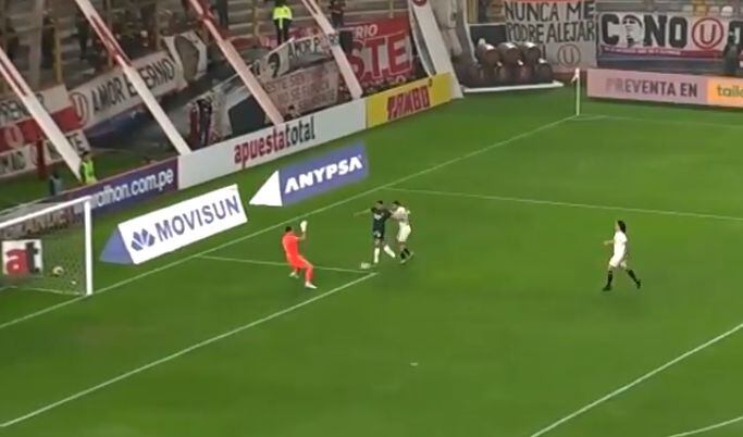 A los 20 minutos del segundo tiempo, tras un pase largo, el defensor crema no ejecutó bien el servicio al golero Sebastián Britos y apareció el atacante blanquiazul, aunque sin eficacia.