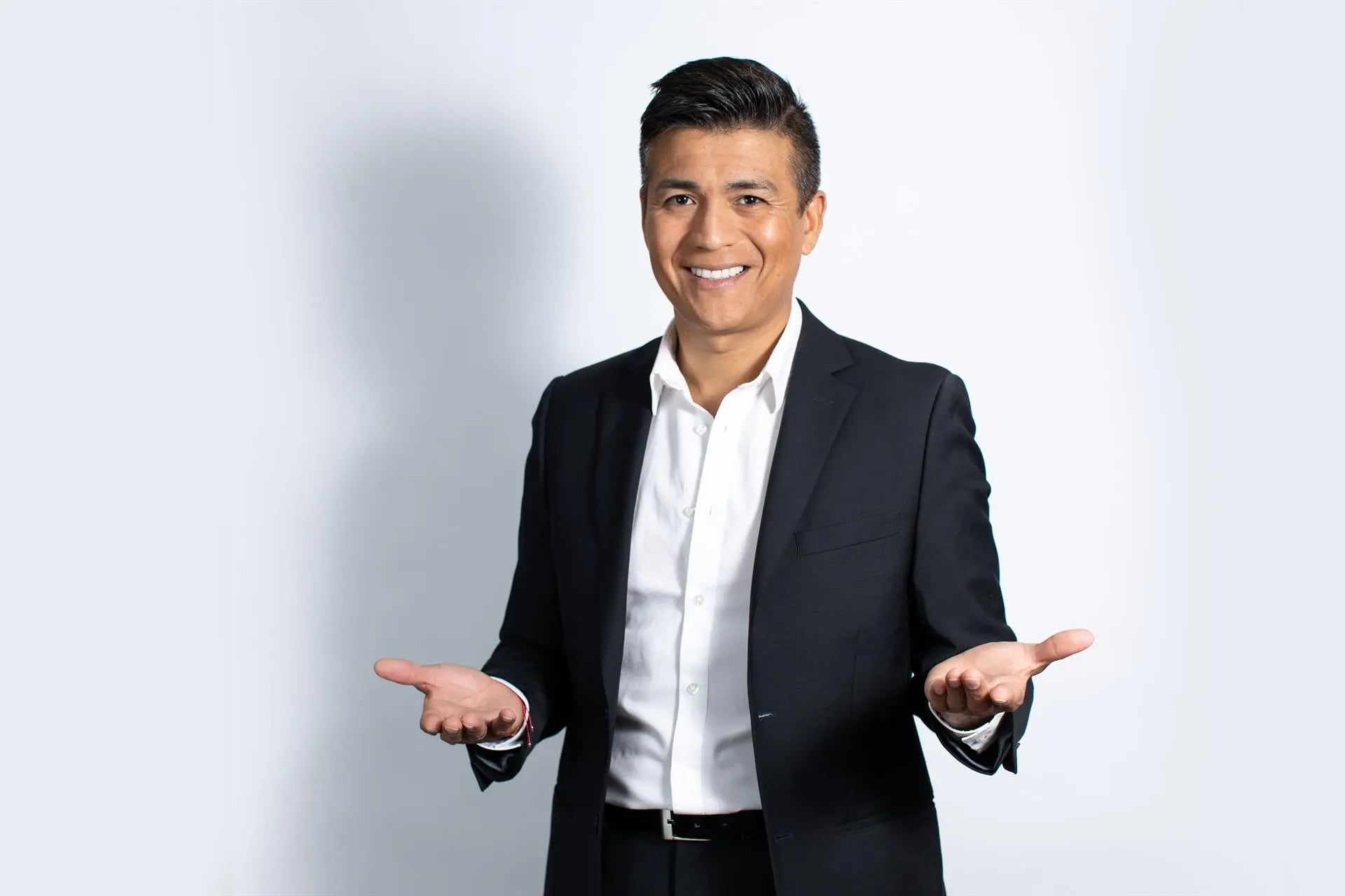 Con 15 años de carrera como solista, Américo celebra el disco que lo lanzó al estrellato con nuevas versiones de sus clásicos y colaboraciones internacionales. (Foto: Difusión)