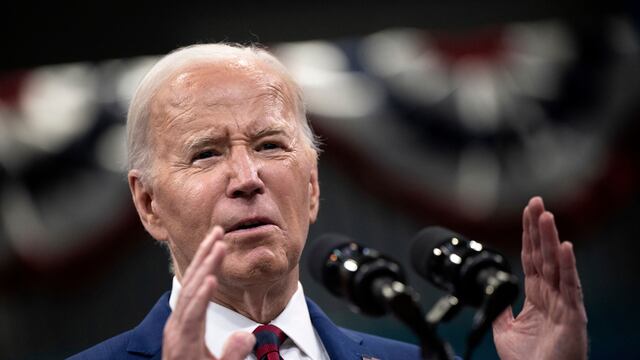 Biden celebra el Día Internacional de la Visibilidad Trans y Pascuas; los republicanos protestan 