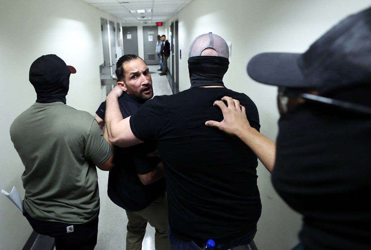 ICE puede realizar nuevas detenciones en EE.UU. según las circunstancias legales de cada caso migratorio. | Crédito: CHARLY TRIBALLEAU / AFP