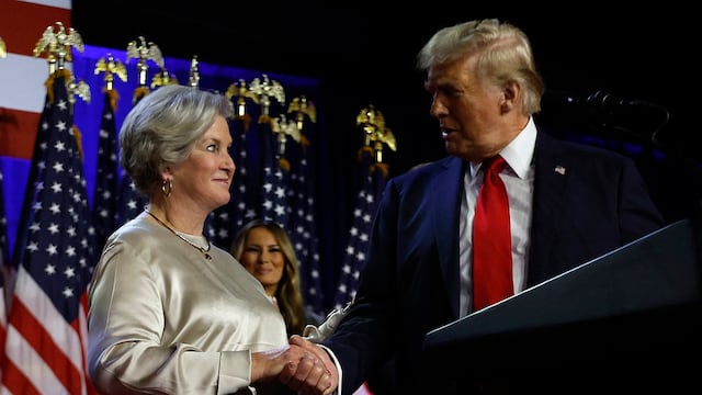 Donald Trump junto a Susie Wiles, quien fue su asesora principal de campaña. (Foto de CHIP SOMODEVILLA / GETTY IMAGES NORTH AMERICA / AFP)