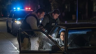 Agentes de ICE apuntan a inmigrantes y rompen vidrios de sus autos: abogada explica si esto es legal y qué pueden hacen los afectados