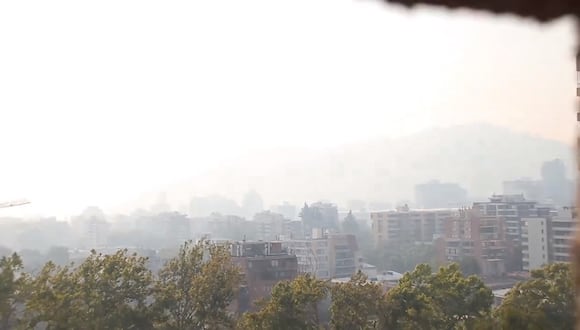 La ciudad de Santiago, en Chile, cubierta de humo debido a incendios forestales cerca a la capital, el 19 de diciembre de 2023. (Captura de Twitter/X @gstierling)