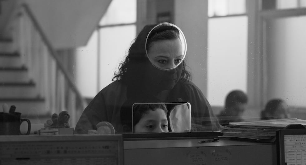 Fernando Eimbcke presenta Moscas, una película que explora el duelo, la soledad y la imaginación infantil. La cinta integra la competencia del Festival Internacional de Cine de Lima PUCP.
