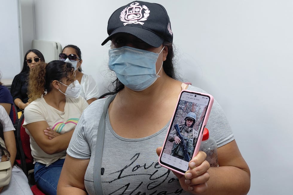 Una mujer muestra la fotografía de su esposo, un ciudadano peruano que está en la guerra en Ucrania, este martes durante una reunión en Lima (Perú). Familiares de alrededor de 130 peruanos pidieron al Ministerio de Relaciones Exteriores de Perú que les ayude a repatriar a sus allegados, que según relatan, firmaron en las últimas semanas contratos para trabajar en puestos de seguridad en Rusia y ahora se encuentran presuntamente en el frente de la guerra en Ucrania. | EFE/ Paula Bayarte