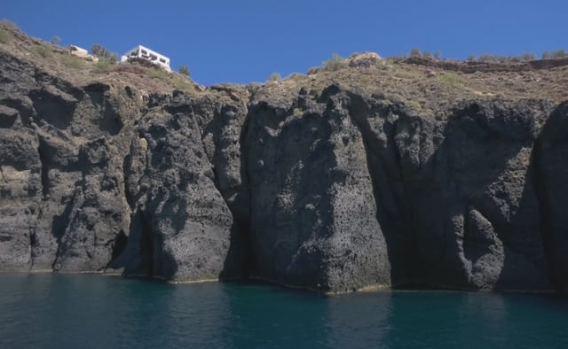 La caldera de Santorini es el resultado del colapso del volcán tras la erupción. Se formó una gran depresión en el centro de la isla que está parcialmente sumergida en el mar y rodeada por acantilados impresionantes. (Foto: Telemadrid)