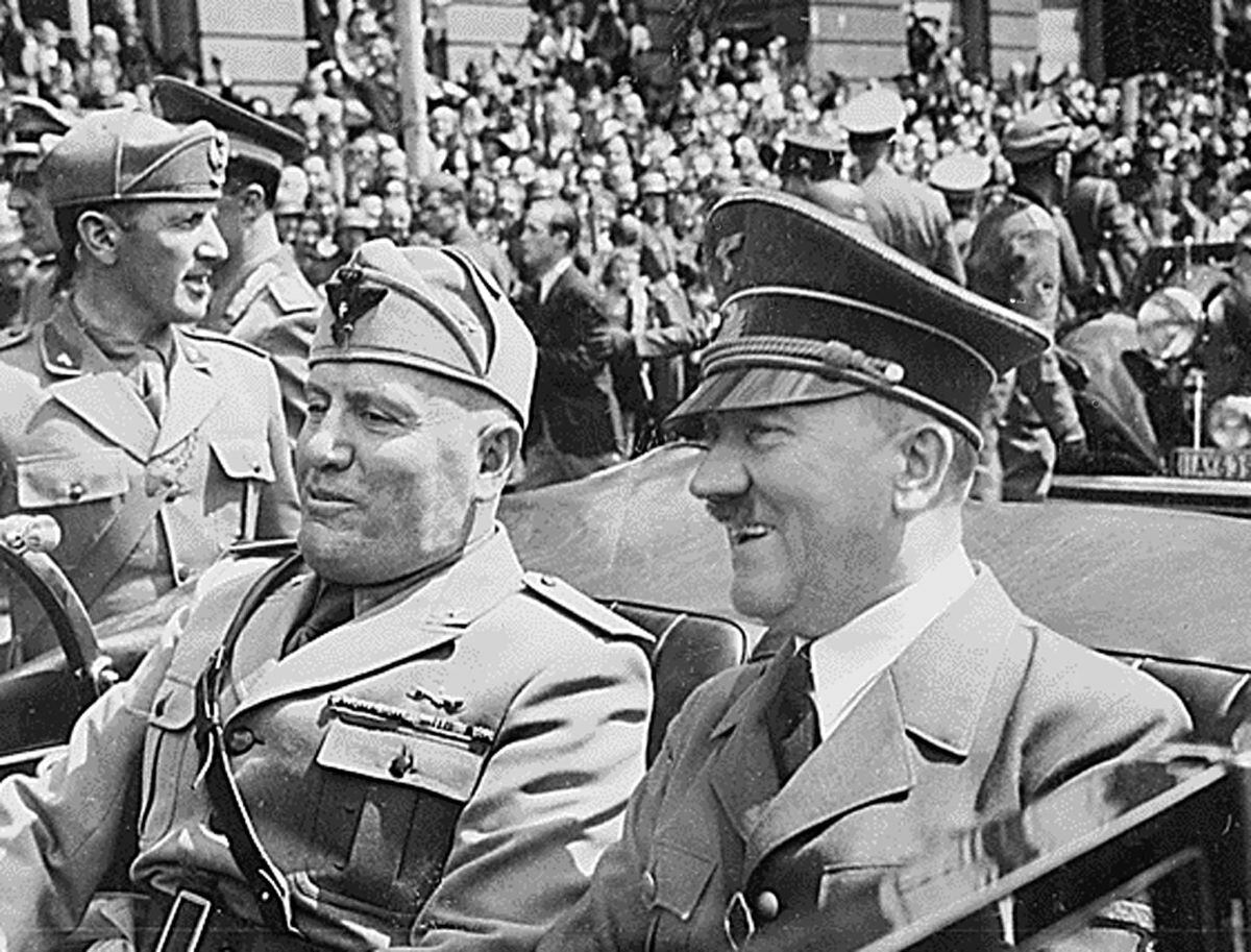 Un 19 de julio de 1943, Adolf Hitler se reúne con Benito Mussolini en Feltre (Italia) y lo convence para que continúe en la guerra. Días después, el Duce renuncia. (THE NATIONAL ARCHIVES / AFP).