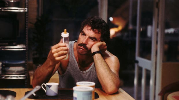 El propio Tom Selleck aclaró completamente esta leyenda del fantasma de un niño que aparece en una de las escenas (Foto: "Tres hombres y un bebé")