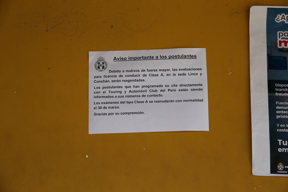 En la fachada, antes de la confirmación del cierre, el Touring colocó en su sede de Conchán un aviso indicando que no se realizarían exámenes de clase A. Foto: GEC / Joel Alonso.