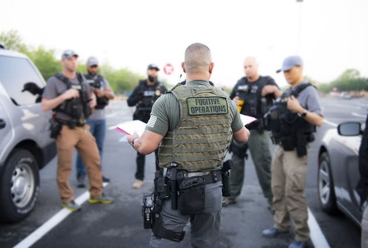 Agentes del ICE realizan redadas para la deportación de inmigrantes ilegales. ¿Qué pasa con los que se encuentran en las escuelas? (Foto: ICE / X)