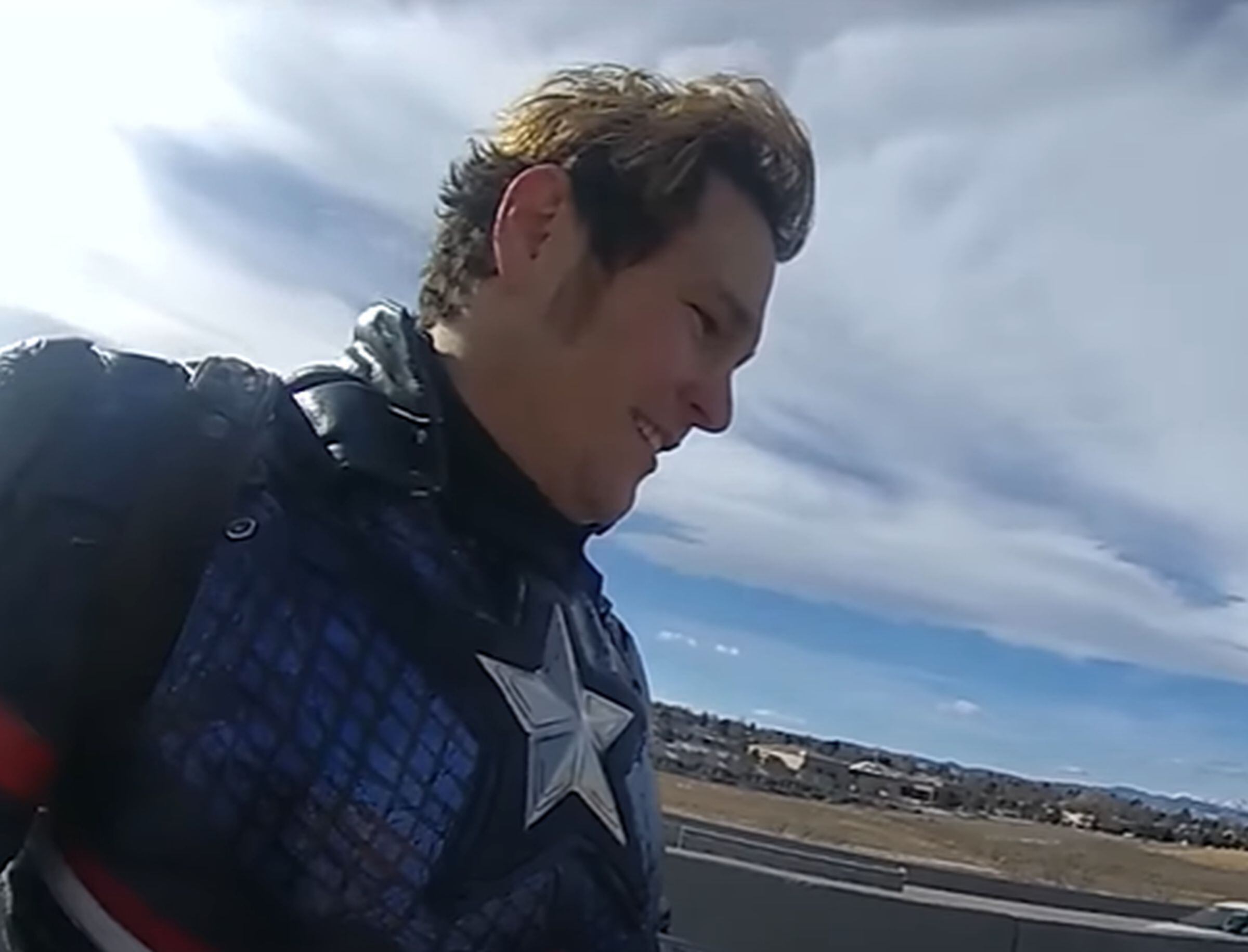 En esta imagen aparece Matt Gnojek contento al saber que el policía Zach Zepeski se ofreció a pagarle el remolque. (Foto: Inside Edition / YouTube)