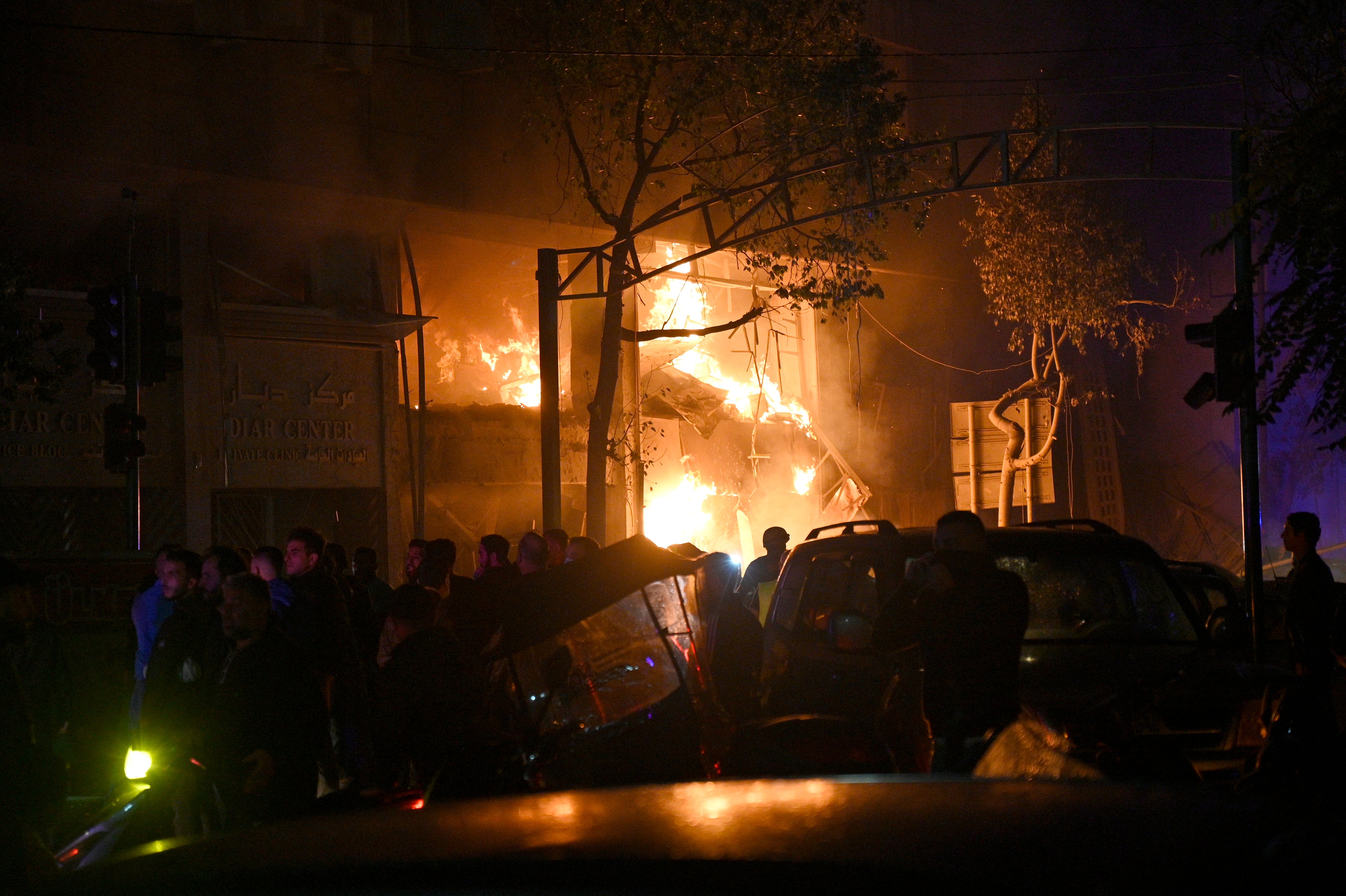 Personas se reúnen para inspeccionar los daños tras una explosión en la calle Mar Elias, en Beirut, Líbano, el 17 de noviembre de 2024. (Foto: EFE/EPA/WAEL HAMZEH)