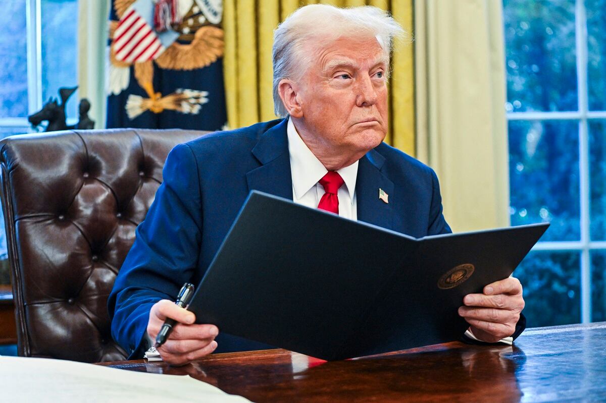 El presidente de Estados Unidos, Donald Trump, firma un documento en la Oficina Oval de la Casa Blanca, el 30 de enero de 2025, en Washington, DC. (Foto de ROBERTO SCHMIDT / AFP)