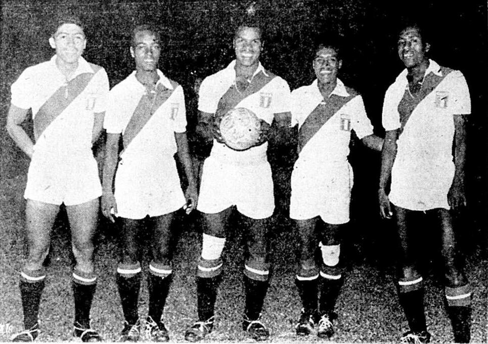 El 20 de marzo de 1958, la selección peruana Sub 20 venció por 3 a 2 a Chile en el mismísimo Estadio Nacional de Santiago. El encuentro se disputó durante el Segundo Campeonato Sudamericano de la categoría. Esta fue la primera victoria de una selección peruana juvenil en la capital mapochina. (Foto: GEC Archivo Histórico)