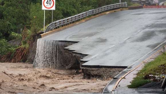 Una avenida dañada por el desbordamiento del río Santa Catarina debido a las precipitaciones del paso de la tormenta 'Alberto', el 20 de junio de 2024, en la ciudad de Monterrey, Nuevo León, México. (Foto de Miguel Sierra / EFE)