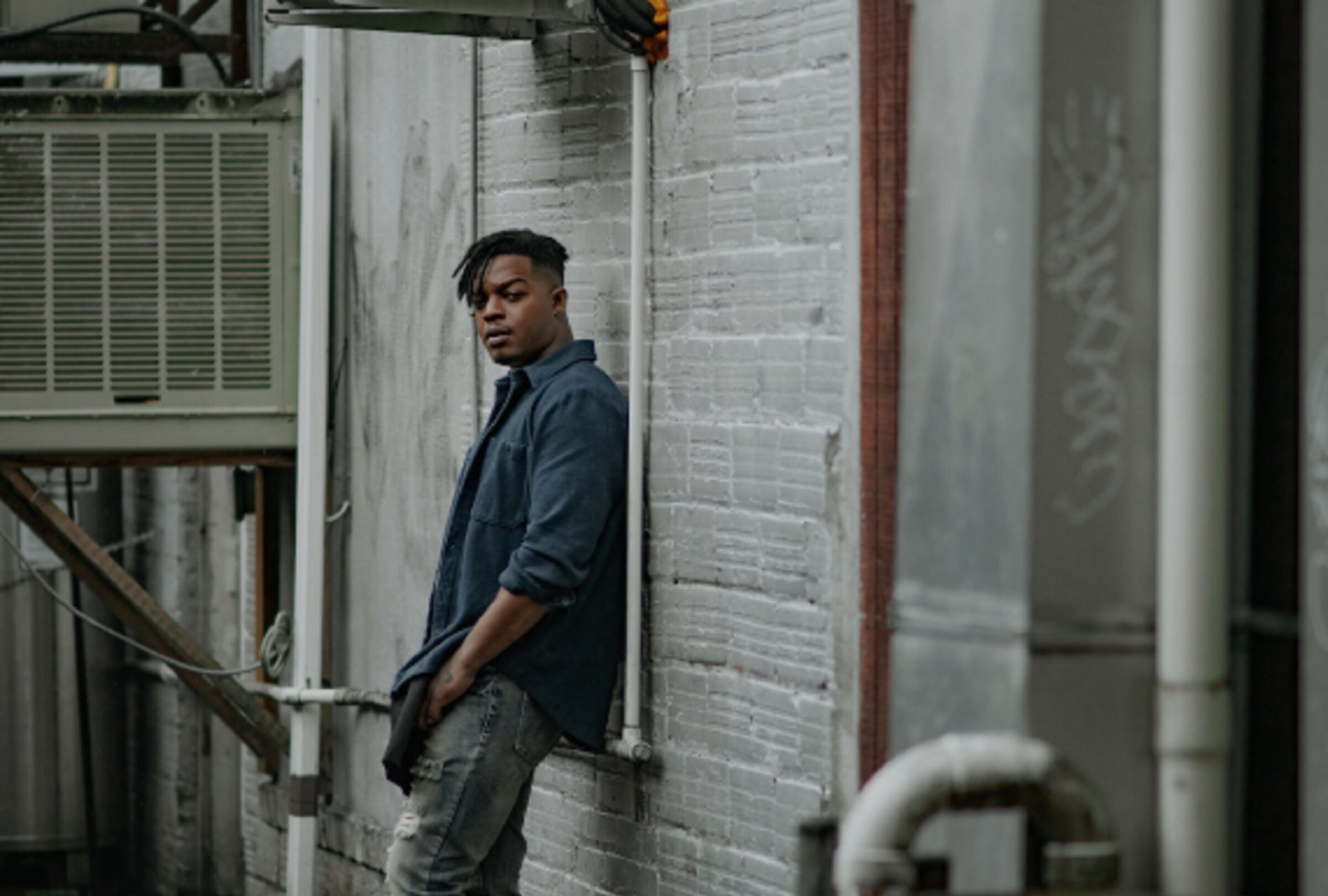 Cody (Stephan James) intentó robarle el dinero de Lynette en la película de acción "La noche siempre llega" (Foto: Netflix)
