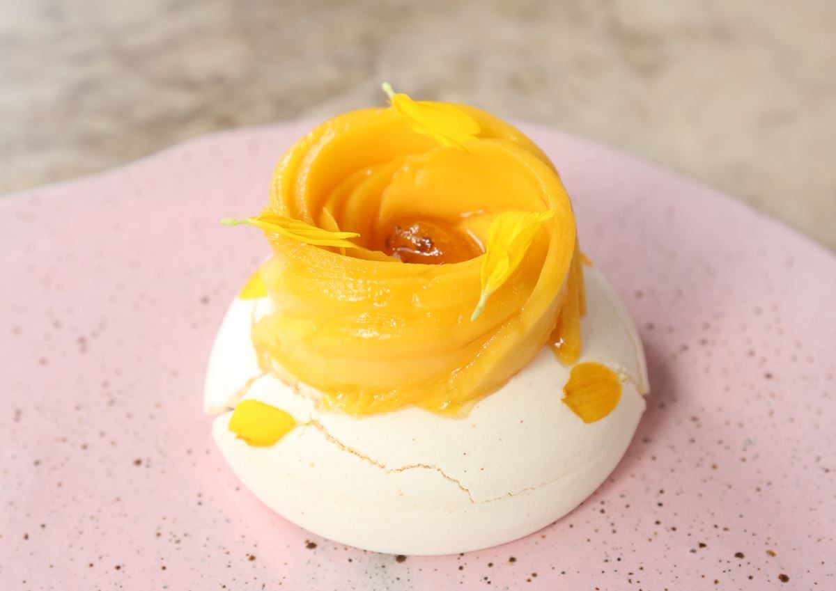 El postre: una delicada pavlova de cúrcuma y mango.