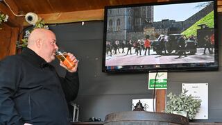 Con cerveza en mano en el pub “Duque de Edimburgo”, los británicos homenajean al príncipe Felipe | FOTOS