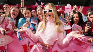 Margot Robbie enciende las redes al convertirse en Barbie conductora de noticias